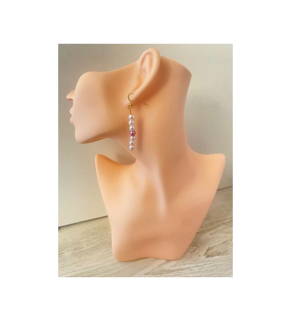 Boucles d'oreilles pendante or avec perles rose et violette