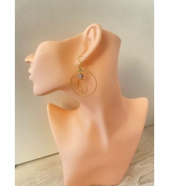 Boucles d'oreilles créoles dorées avec perle noire chic