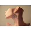 Symphonie de Perles – Boucles d’oreilles créoles perlées avec pendentif cœur doré Symphonie de Perles – Boucles d’oreilles créoles perlées avec pendentif cœur doré