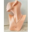 Carré Rose – Collier argenté avec pendentif trio de carrés et pierre rose élégante  Carré Rose – Collier argenté avec pendentif trio de carrés et pierre rose élégante
