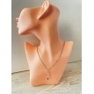 Coup de Foudre – Collier argenté trio de cœurs avec pierre rouge éclatante 