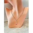 Coup de Foudre – Collier argenté trio de cœurs avec pierre rouge éclatante 