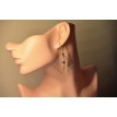 Perles de Nuit – Boucles d’oreilles pendantes chaîne carrée avec perles blanches et bleutées Perles de Nuit – Boucles d’oreilles pendantes chaîne carrée avec perles blanches et bleutées