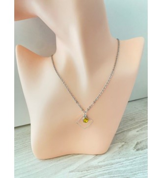 Collier argenté avec pendentif carré et pierre jaune brillante