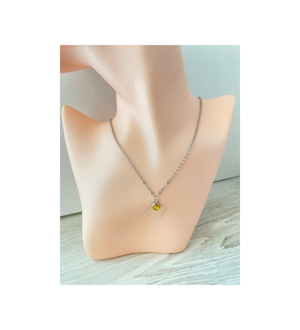 Collier argenté avec pendentif carré et pierre jaune brillante