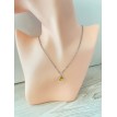 Carré de Charme – Collier argent 925 avec pendentif carré et pierre jaune scintillante Carré de Charme – Collier argent 925 avec pendentif carré et pierre jaune scintillante