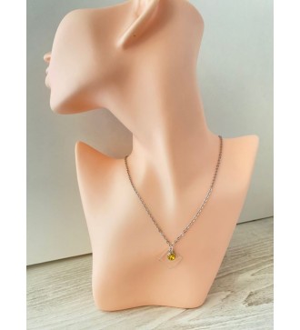 Collier argenté avec pendentif carré et pierre jaune brillante