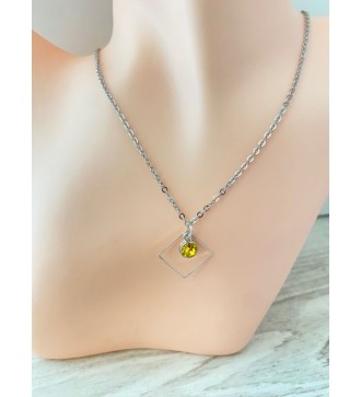 Collier argenté avec pendentif carré et pierre jaune brillante
