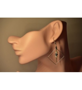 Boucles pendantes argent : chaîne carrée , perles blanches