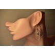 Perles de Nuit – Boucles d’oreilles pendantes chaîne carrée avec perles blanches et bleutées Perles de Nuit – Boucles d’oreilles pendantes chaîne carrée avec perles blanches et bleutées