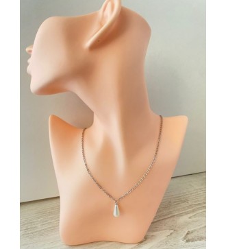 Collier argenté avec pendentif goutte nacrée élégante