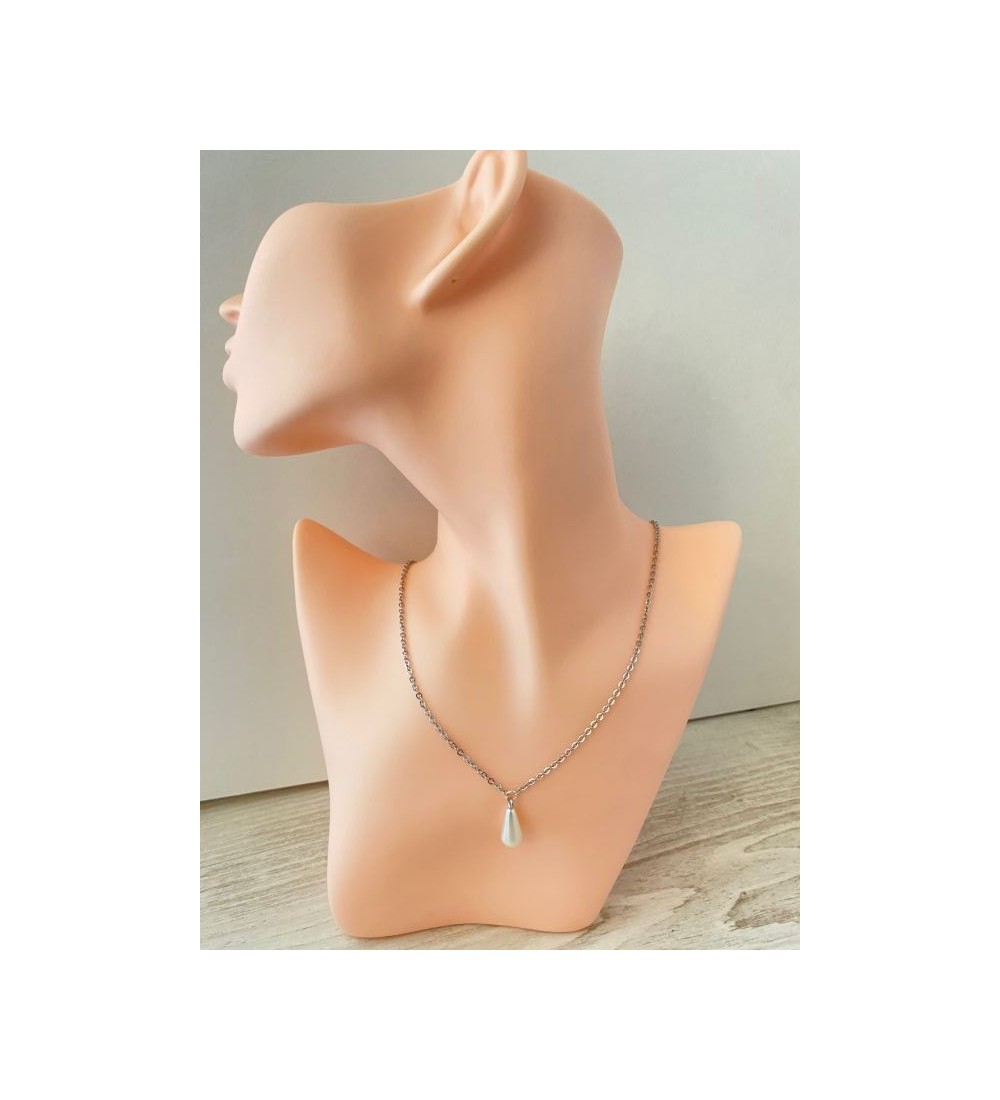 Collier argenté avec pendentif goutte nacrée élégante