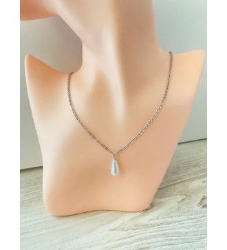 Collier argenté avec pendentif goutte nacrée élégante