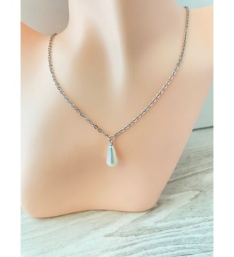 Collier argenté avec pendentif goutte nacrée élégante