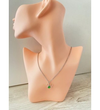 Collier argenté fleur et pierre verte , élégant et unique