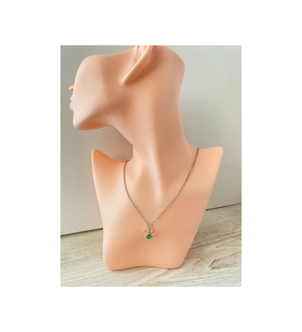 Collier argenté fleur et pierre verte , élégant et unique