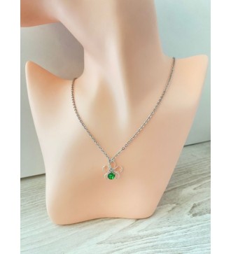 Collier argenté fleur et pierre verte , élégant et unique