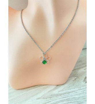 Collier argenté fleur et pierre verte , élégant et unique
