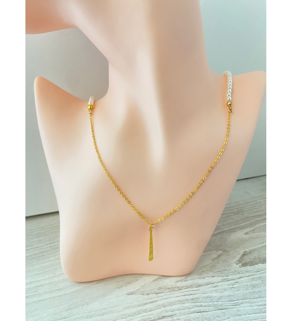 Collier or avec perles blanches et pendentif doré élégant .