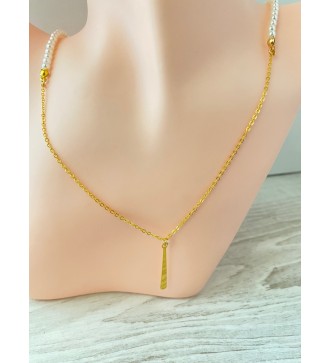 Collier or avec perles blanches et pendentif doré élégant .