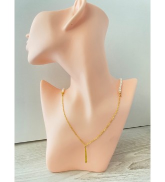 Collier or avec perles blanches et pendentif doré élégant .