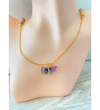 Collier or avec perles bicolores et pendentif papillon
