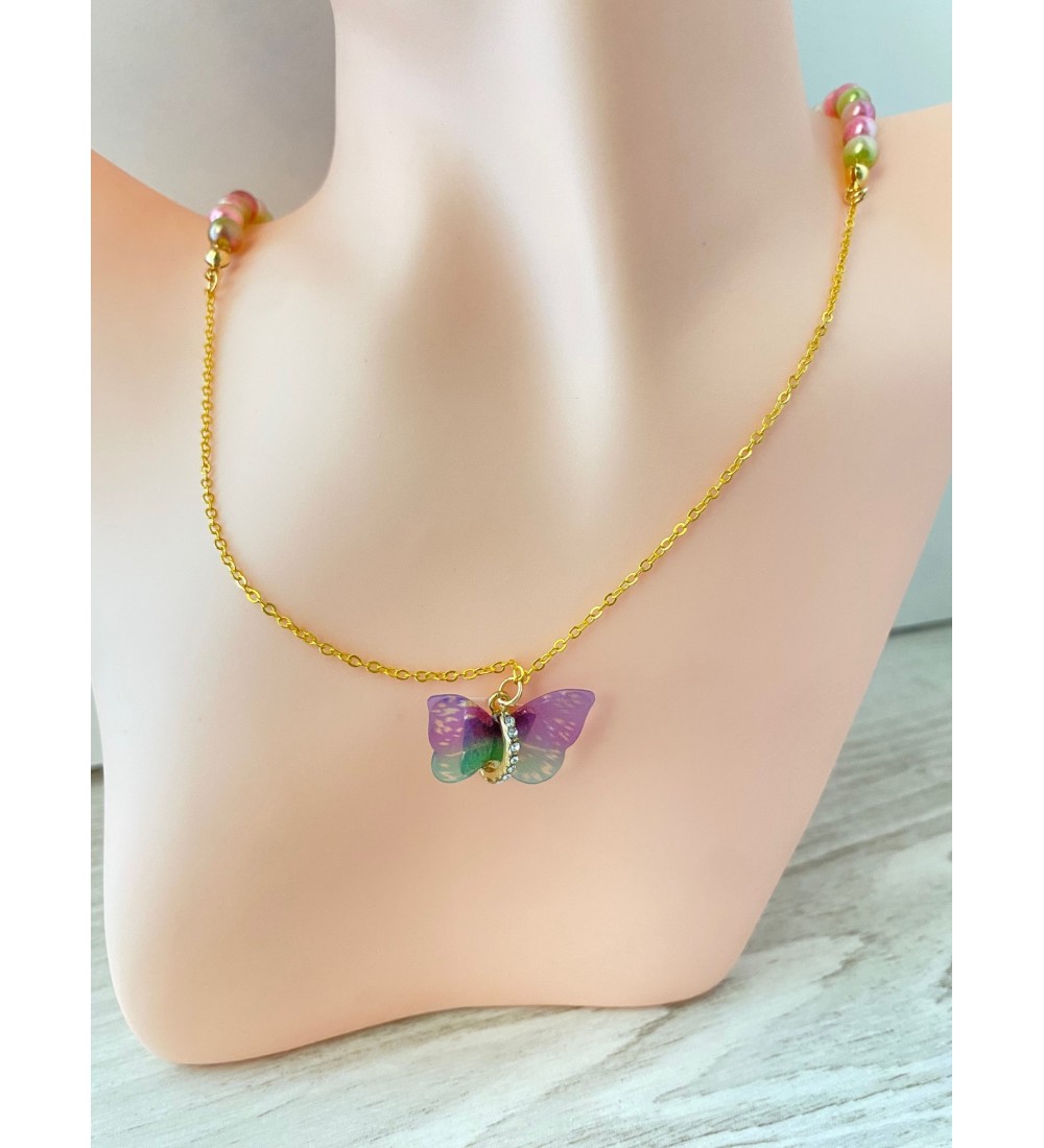 Collier or avec perles bicolores et pendentif papillon