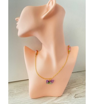 Collier or avec perles bicolores et pendentif papillon