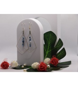 Boucles triangulaires argent : perles bleutées élégantes