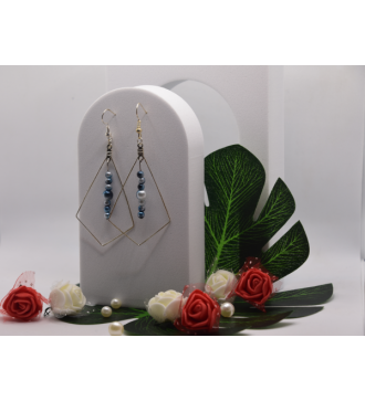 Boucles triangulaires argent : perles bleutées élégantes