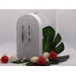 Lueur de Glace – Boucles d’oreilles triangulaires argentées avec perles bleutées et éclat givré 