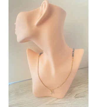 Collier or avec perles bleu océanique et pendentif coquillage