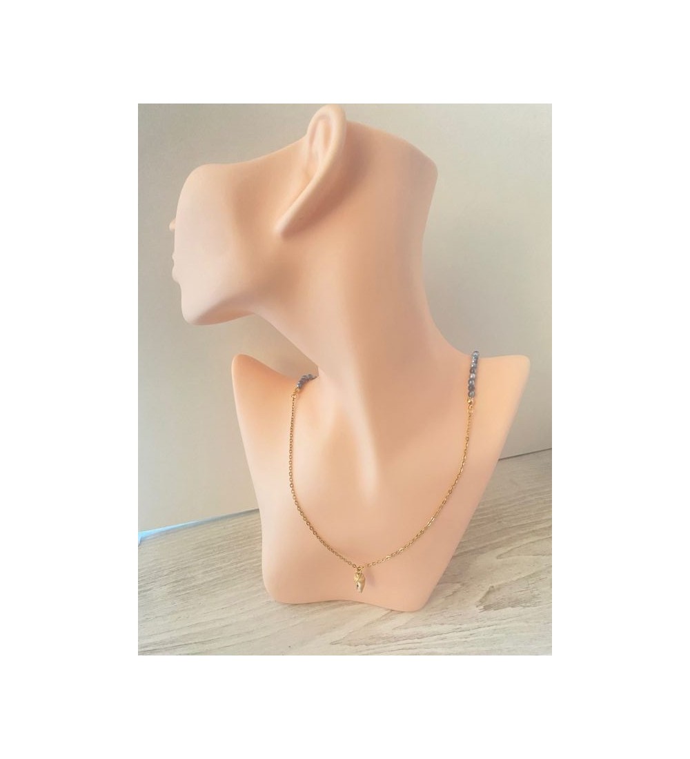 Collier or avec perles bleu océanique et pendentif coquillage