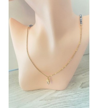 Collier or avec perles bleu océanique et pendentif coquillage