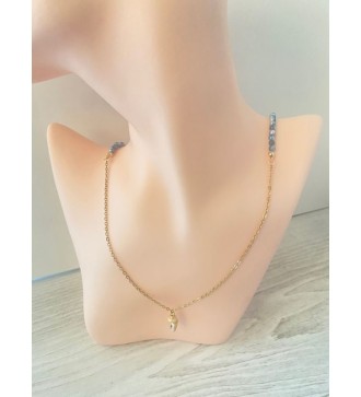 Collier or avec perles bleu océanique et pendentif coquillage