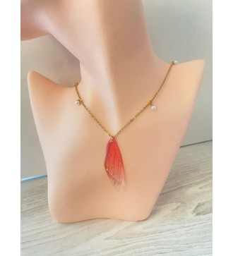Collier or avec Breloque perle et papillon ailé