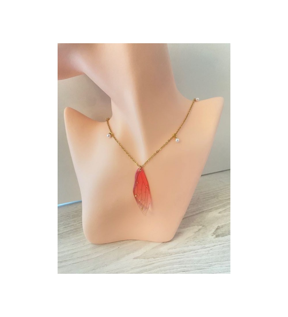 Collier or avec Breloque perle et papillon ailé