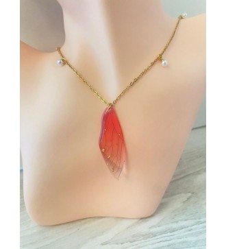 Collier or avec Breloque perle et papillon ailé