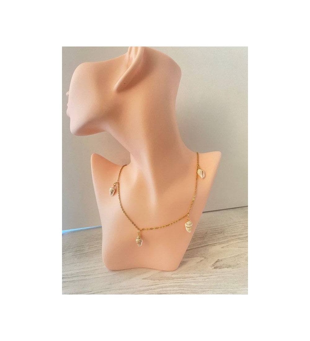 Collier or avec pendentifs coquillage élégants et uniques