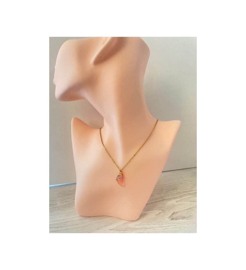 Collier or avec Aile de papillon et pierre rose élégante