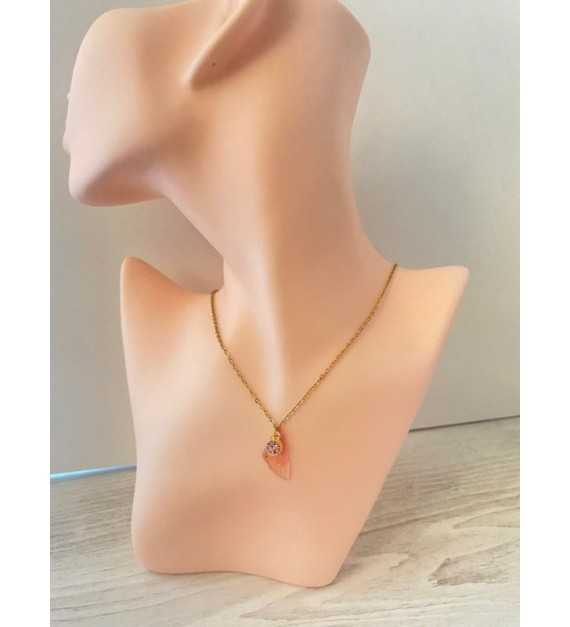 Symphonie des Ailes – Collier doré avec pendentif