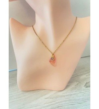 Collier or avec Aile de papillon et pierre rose élégante