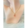 Symphonie des Ailes – Collier doré avec pendentif aile de papillon et pierre rose élégante Symphonie des Ailes – Collier doré avec pendentif aile de papillon et pierre rose élégante