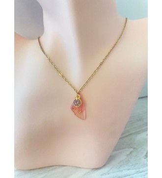 Collier or avec Aile de papillon et pierre rose élégante