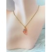 Symphonie des Ailes – Collier doré avec pendentif aile de papillon et pierre rose élégante Symphonie des Ailes – Collier doré avec pendentif aile de papillon et pierre rose élégante
