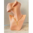 Sophistiquée – Collier plaqué or 24 K en acier inoxydable avec pendentif tige dorée Sophistiquée – Collier plaqué or 24 K en acier inoxydable avec pendentif tige dorée