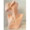 Sophistiquée – Collier plaqué or 24 K en acier inoxydable avec pendentif tige dorée Sophistiquée – Collier plaqué or 24 K en acier inoxydable avec pendentif tige dorée