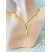 Sophistiquée – Collier plaqué or 24 K en acier inoxydable avec pendentif tige dorée Sophistiquée – Collier plaqué or 24 K en acier inoxydable avec pendentif tige dorée
