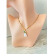 Ballet de Pierre – Collier doré avec pendentif volant blanc et pierre turquoise