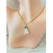 Ballet de Pierre – Collier doré avec pendentif volant blanc et pierre turquoise